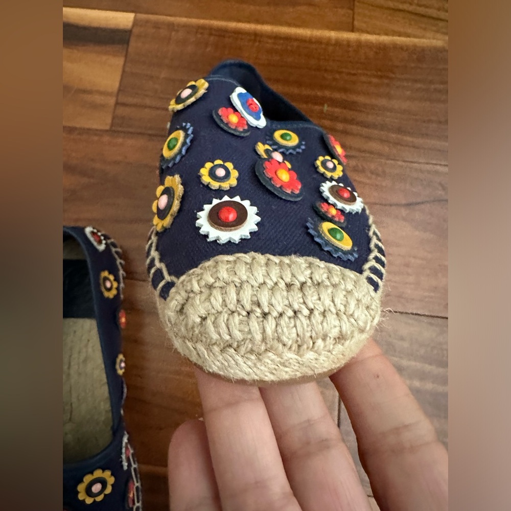 TORY BURCH MARGUERITE NAVY CANVAS ESPADRILLES WITH FLOWER APPLIQUÉS SIZE 6 - Picture 6 of 8